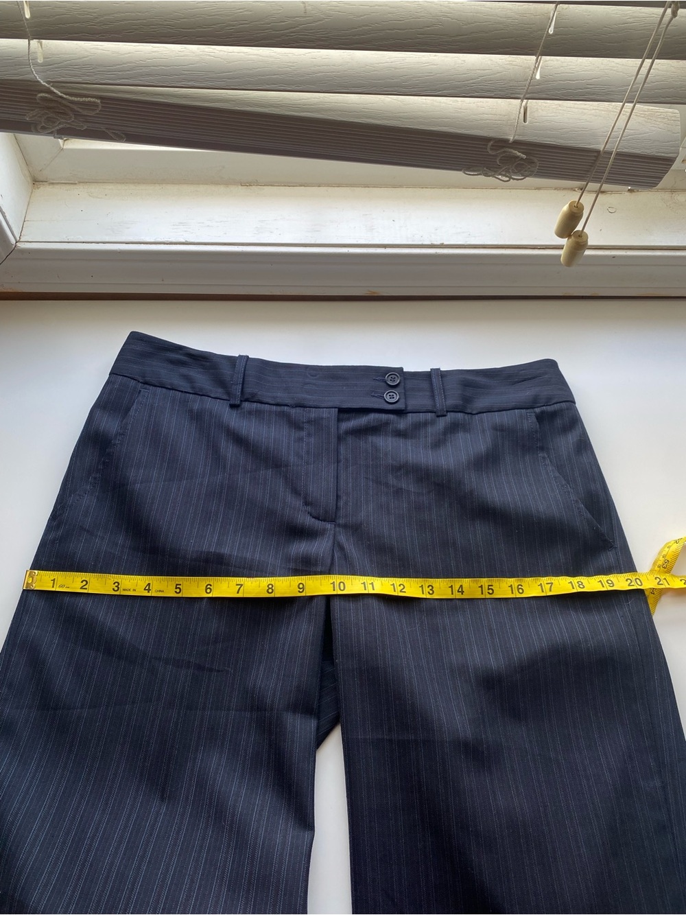BCBGMAXAZRIA Navy Pinstripe Cuffed Bermuda Shorts Woman 10 Wool Blend Career Y2K - Picture 13 of 14